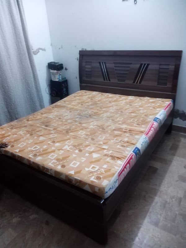 I am selling bed set 4 items 3