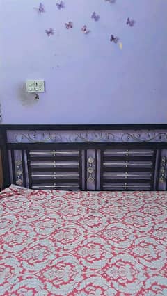 Iron bed queen size good condition for sale