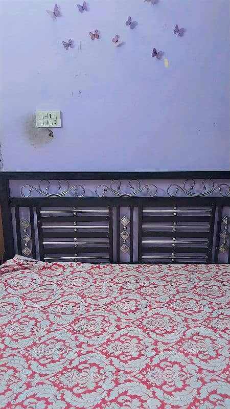 Iron bed queen size good condition for sale 0