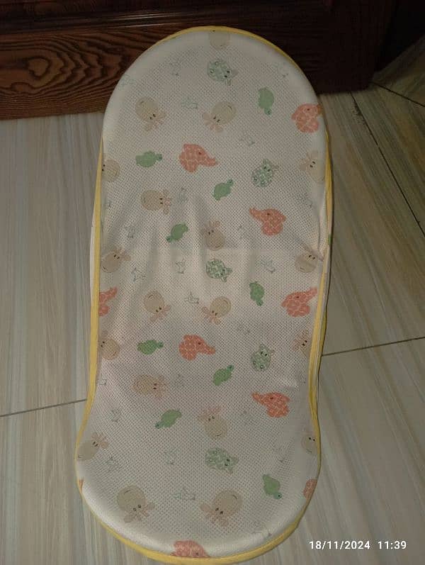 Mastela Baby Bather with soft mesh cloth 3