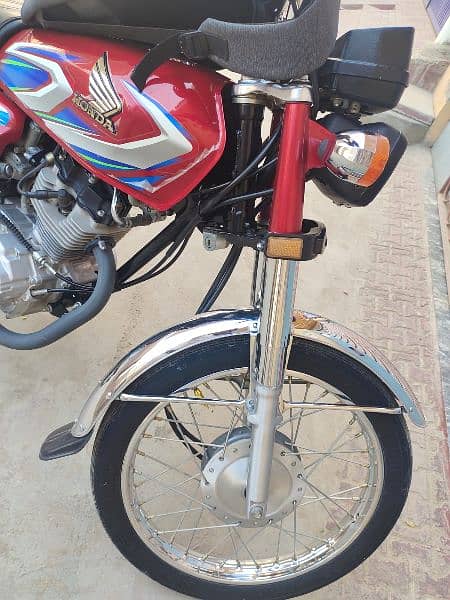 Honda 125 Model 2022 condition 10/10 color red 4