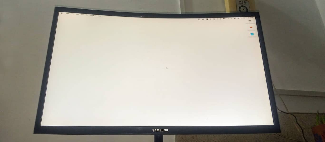 Samsung 24'' Curved 144Hz Gaming Monitor - Perfect for Gamers! Editors 1