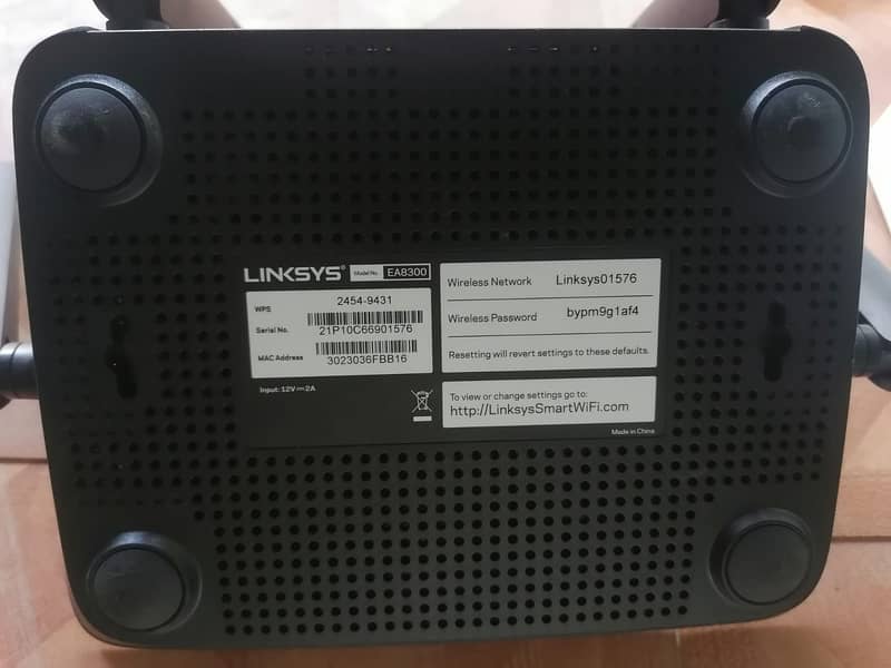 Linksys EA8300 tri-Band 4 Antinna wifi  router 1