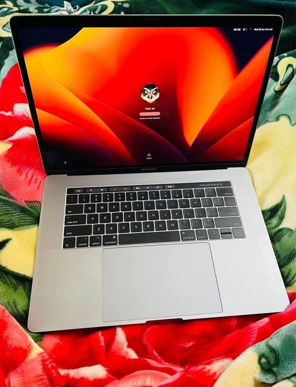 MacBook pro 2019(15inch) i9 32GB ram 512Gn SSD 0