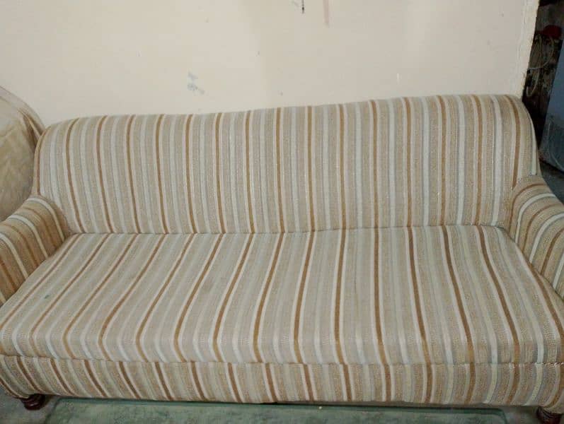 sofa set hai saaf condition mein hai 1