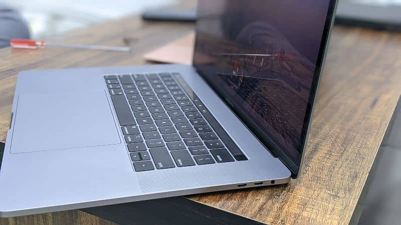 MacBook Pro 2018 - i7, 16GB RAM, 128GB SSD, 4GB Graphics Card 1