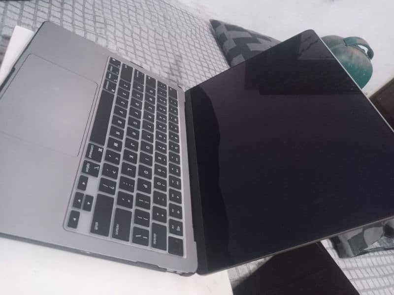 MacBook Air M2 8/256 10/10 Condition 4