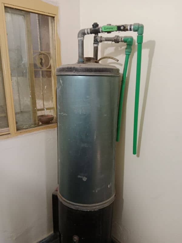 Medium Size Geyser in Good condition 0