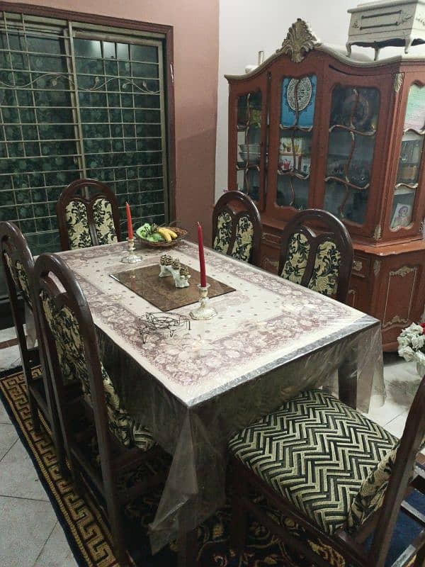 DINING TABLE FOR SALE 0