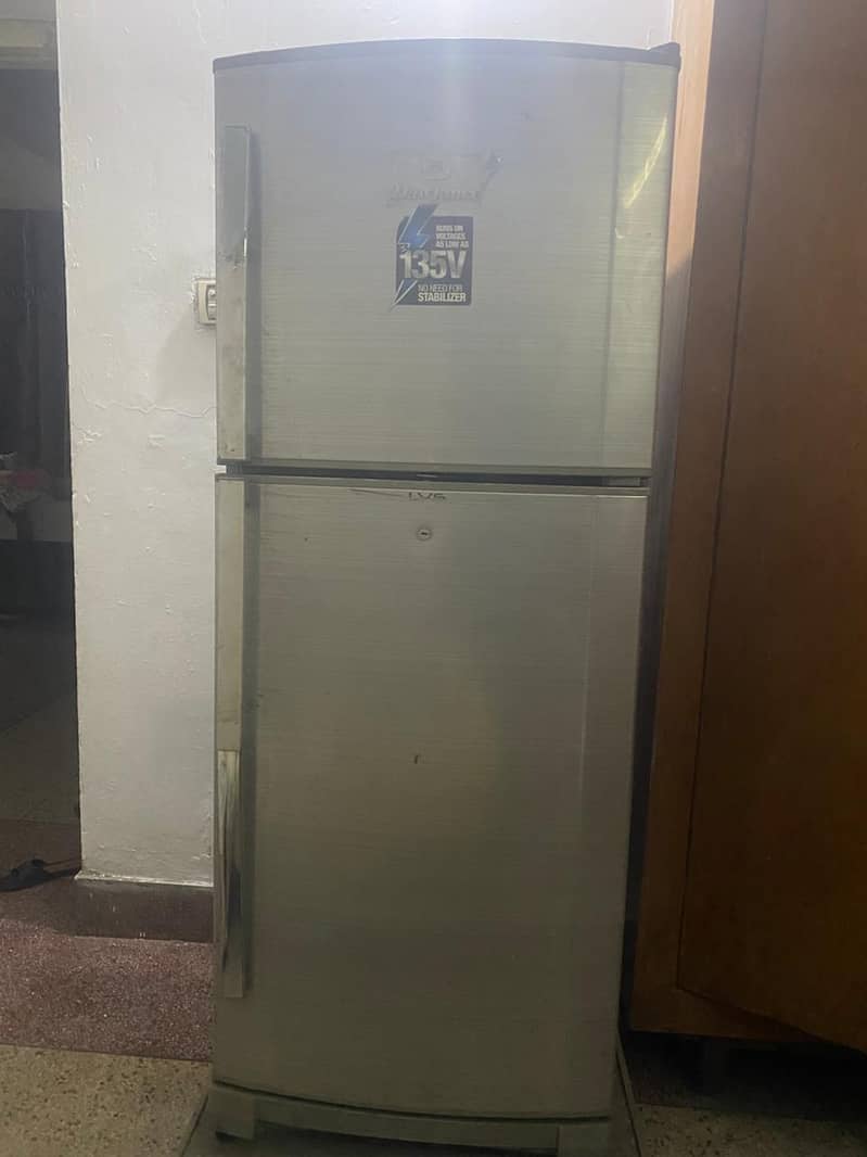 dawlance fridge slightly used along box and choki 0