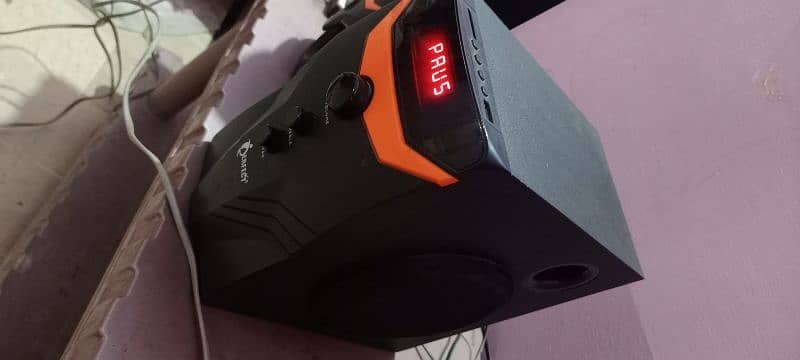 Perfect Company Speakers 2.1 channel In Ganuan and working condition 3