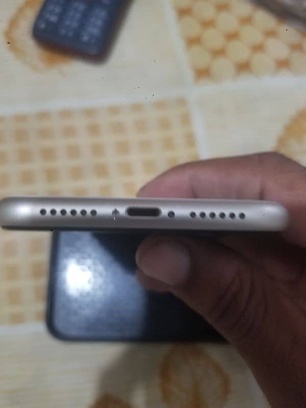 argent sale iphone11 . . 128 GB new condition. . battery 84 % 8