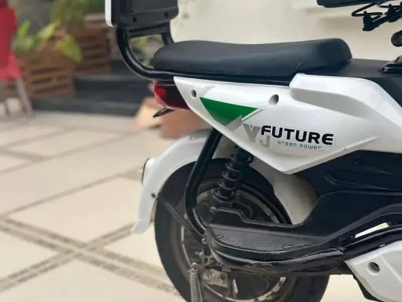 yj future electric scooty 2024 3