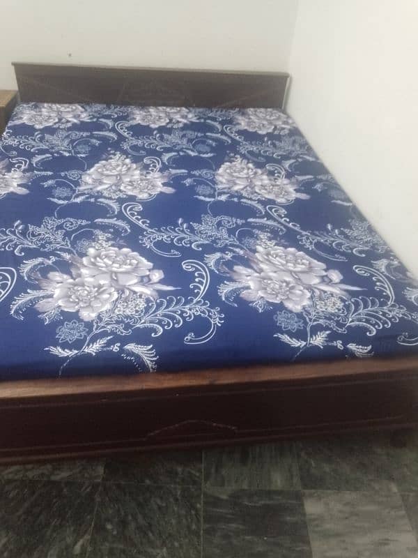 queen size beautiful bed 2