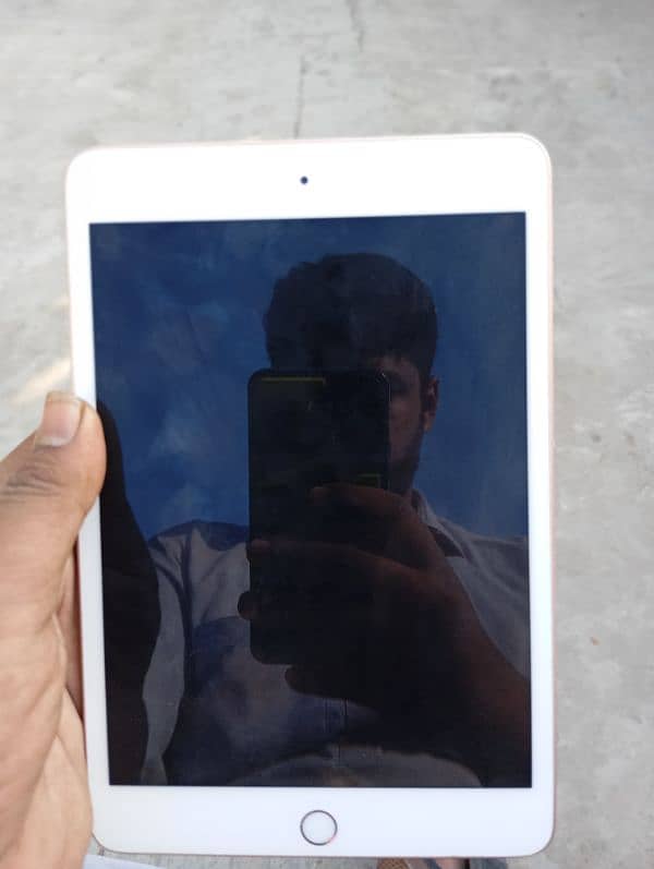 iPad Mini 5/256GB brand New condition 10/10 0