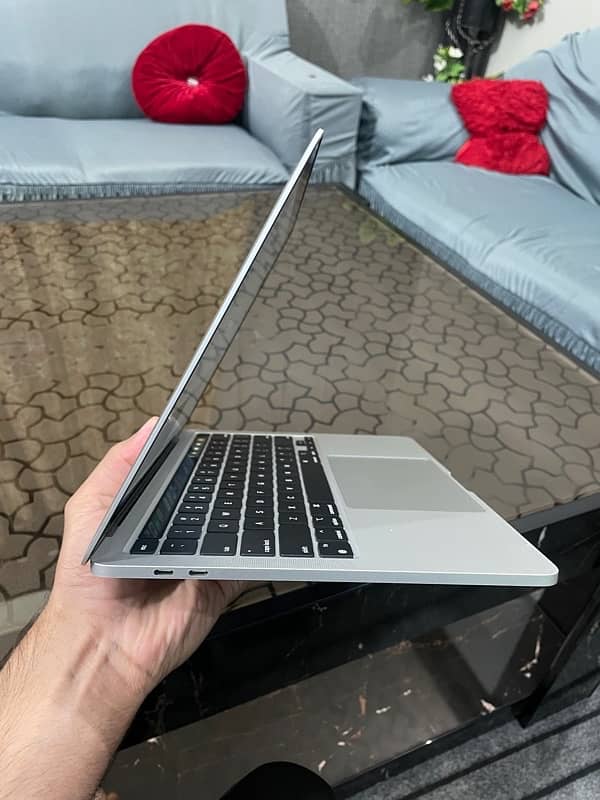 Macbook Pro m1 2020 13.3 inch 8 gb , 512 gb 4