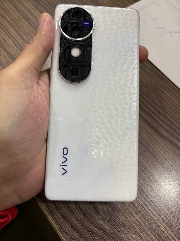 Vivo V40 White Color 0