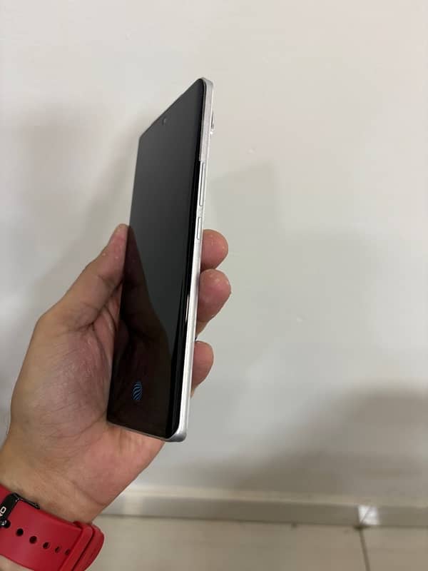 Vivo V40 White Color 2