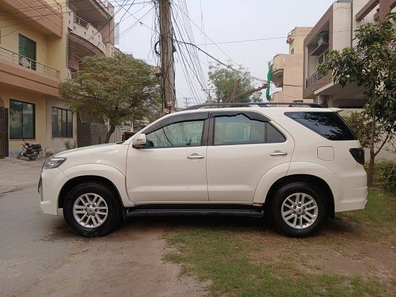 Toyota Fortuner V 2013 1