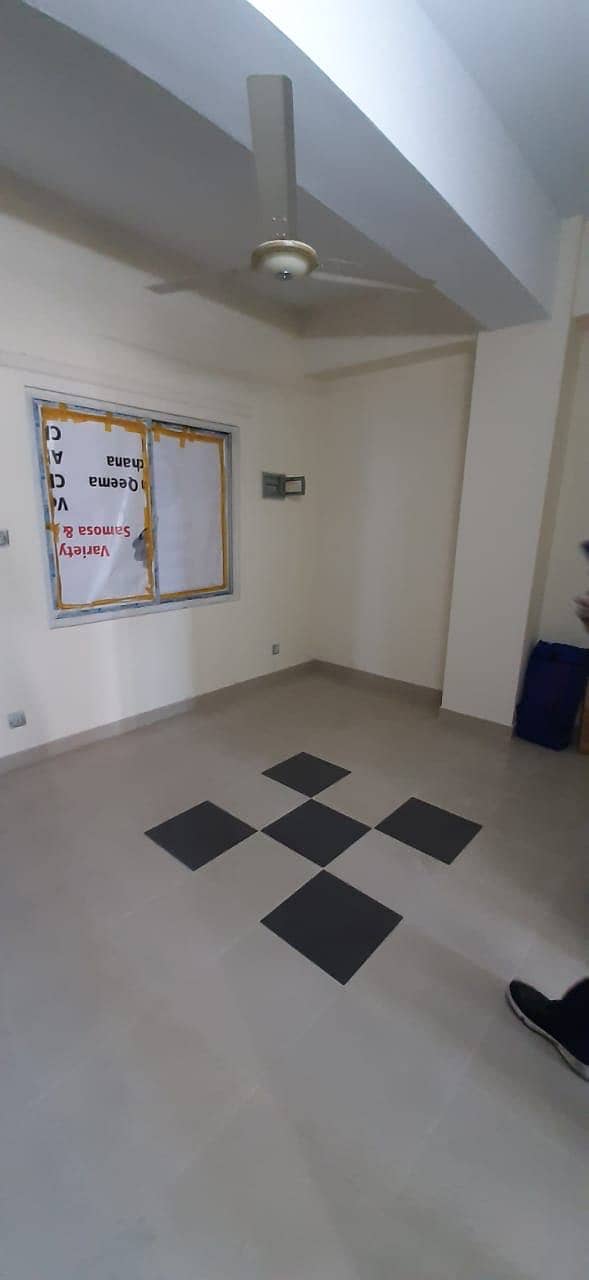 820 sqft flat , 2nd floor, corner, lift available, main markaz 4