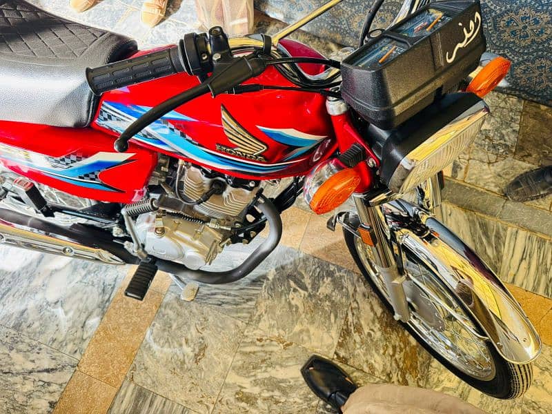 Honda 125 Red Color Lush Condition. 1600 Km driven only one hand usee 2