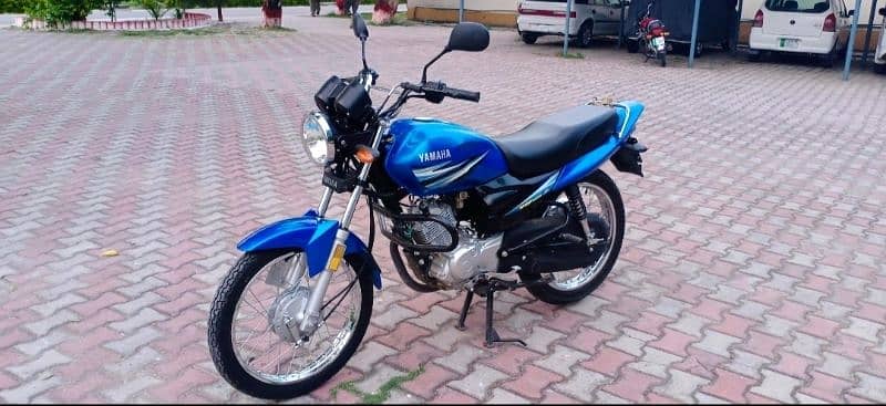 Yamaha YB 125 Z motorcycle in almost new condition 2