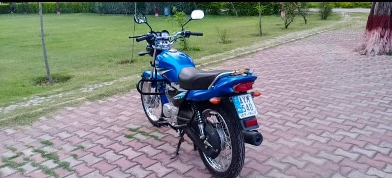 Yamaha YB 125 Z motorcycle in almost new condition 3