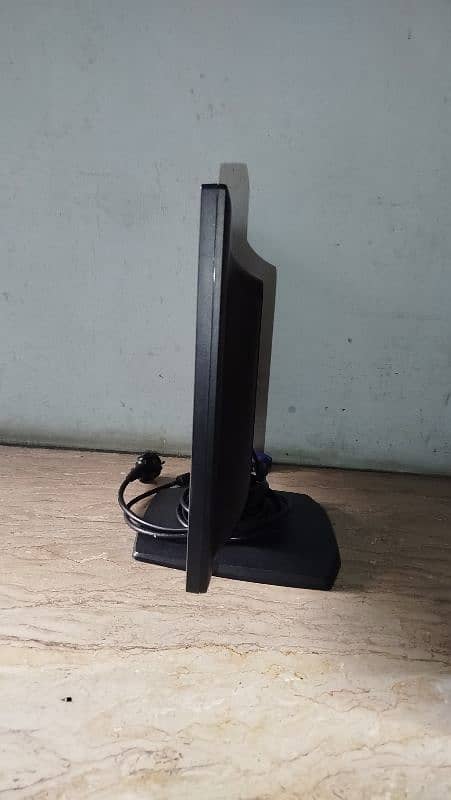 HP 19 inches Wide LED Monitor For Computer For Sale 1