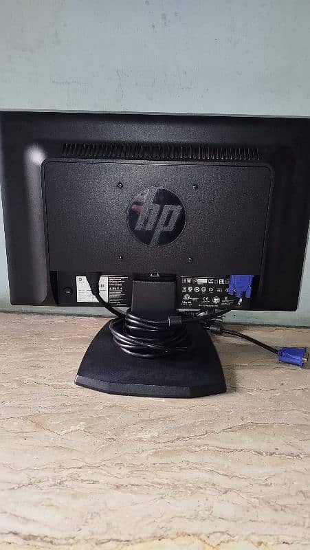 HP 19 inches Wide LED Monitor For Computer For Sale 2