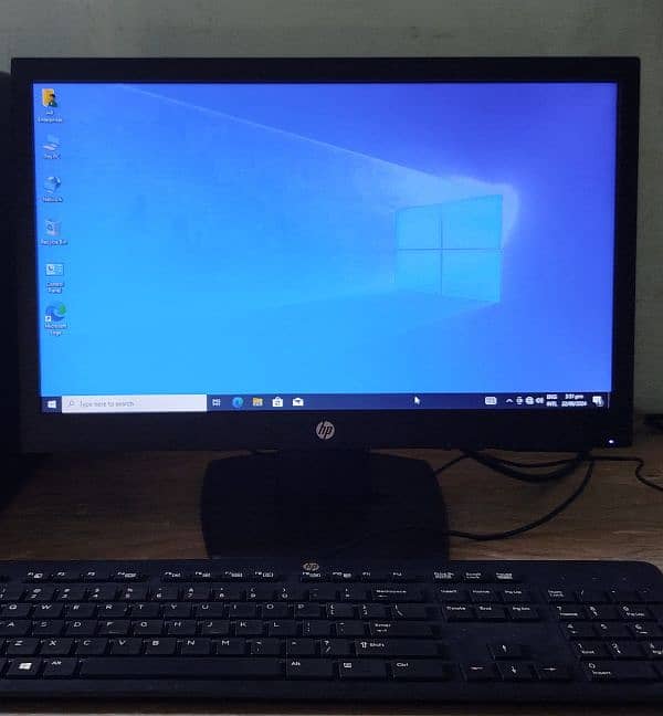 HP 19 inches Wide LED Monitor For Computer For Sale 3