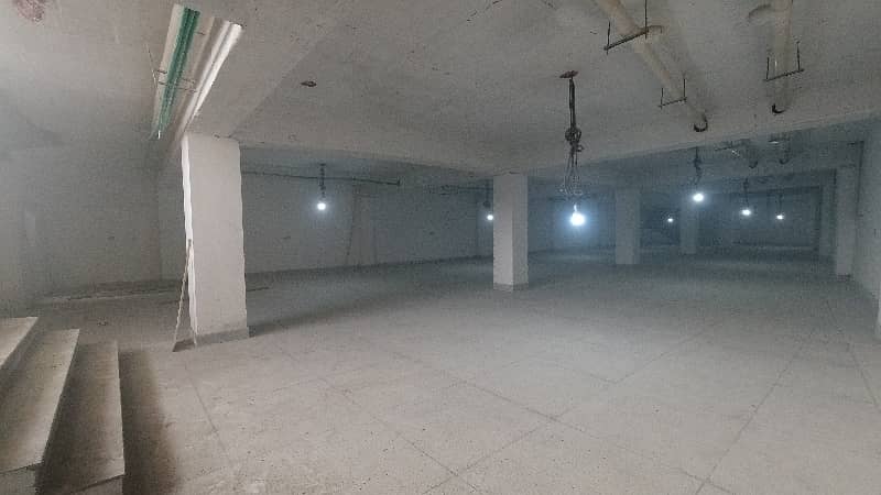 30 Marla commercial building men GT road manava Lahore nearby Bismillah society  Ek basement  3 floor  electrical lift  three face Peter  single phase metre  full complete building 5