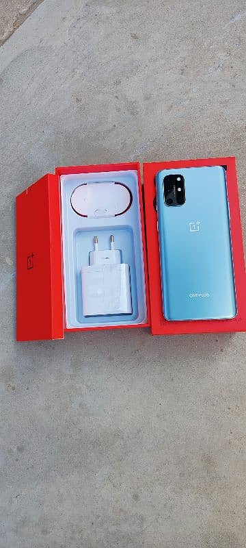 Oneplus 8t 12/256 with Box and Charger 0