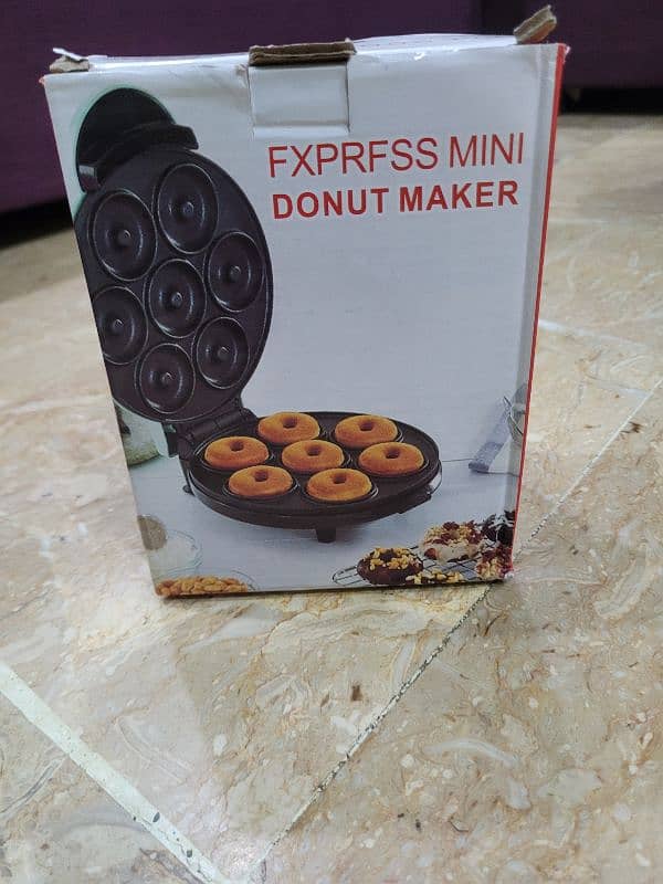 7 Holes Non-Stick Mini Electric Donut Maker Machine (with Box Packing) 3