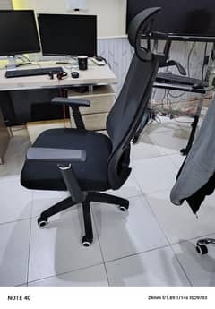 EXECUTIVE OFFICE CHAIR