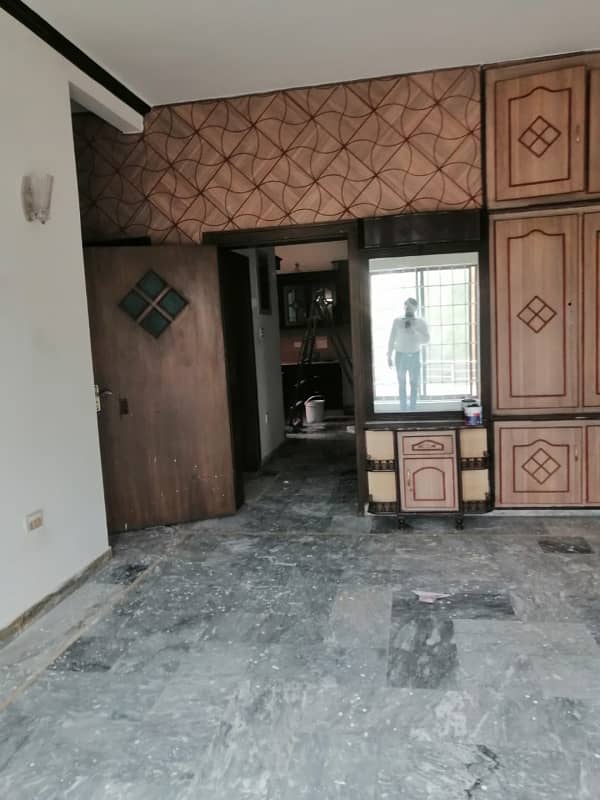 Beautiful 1 Kanal Upper Portion For Rent In Johar Town ALLAH Ho Chowk 5