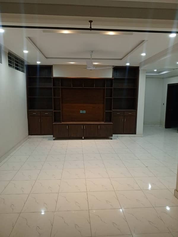 3bed tile flooring Open Basement available for rent in G9 0