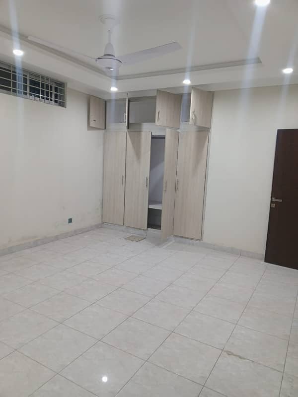 3bed tile flooring Open Basement available for rent in G9 1