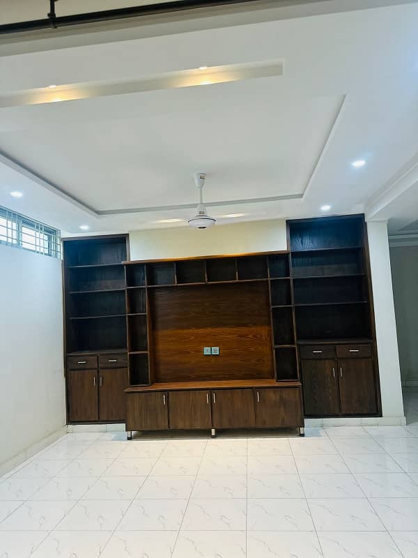 3bed tile flooring Open Basement available for rent in G9 4