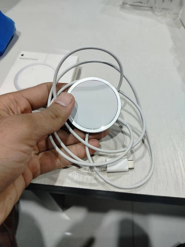 Original apple magsafe wireless charger 1