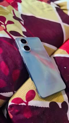 Huawei nova 10 SE in lush condition