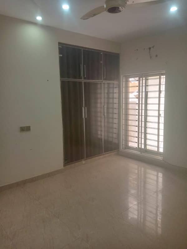 10 Marla House For Rent in Bahria Town Lahore. 2