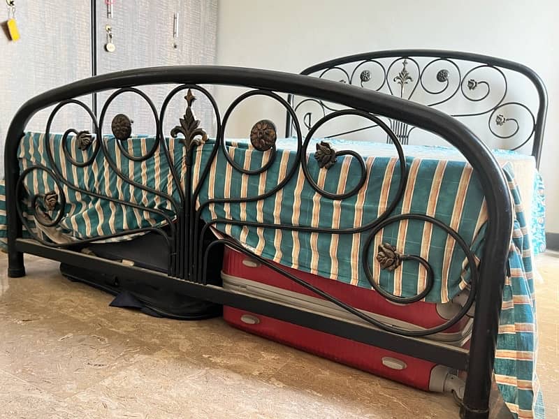 Rod iron bed - Queen size bed 3