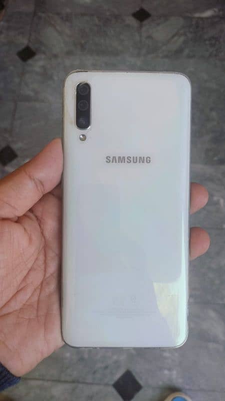 Samsung Galaxy A70 in good condition 2