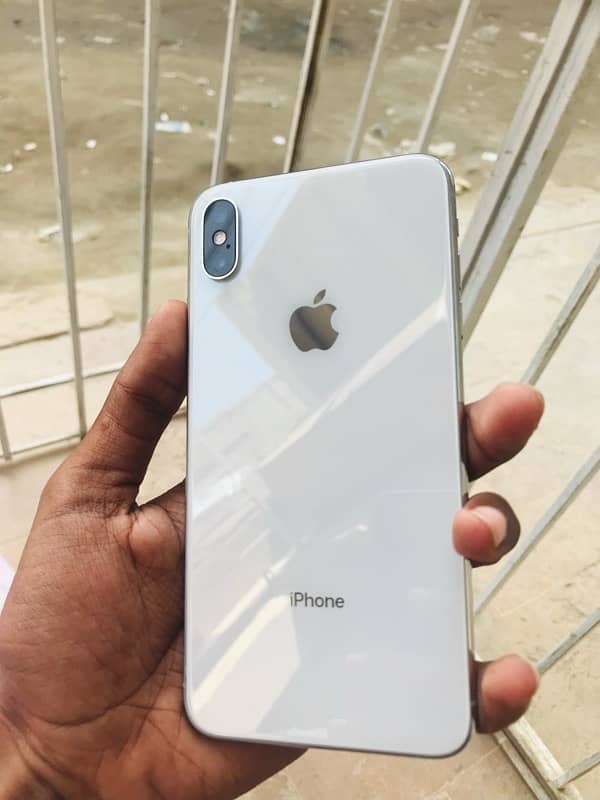 iphone xs max. contact no call & wtsp 03121424450. urgent sale. 3