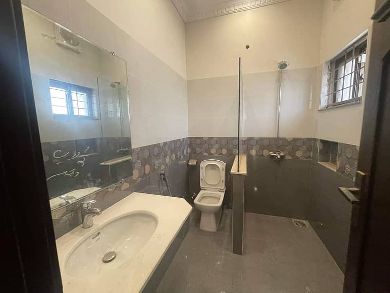 10 Marla Upper Portion For Rent in Bahria Town Lahore. 5