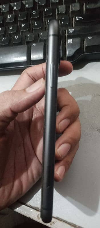 iphone 11 NON PTA Lush condition with original charger 1