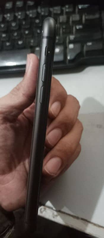 iphone 11 NON PTA Lush condition with original charger 2