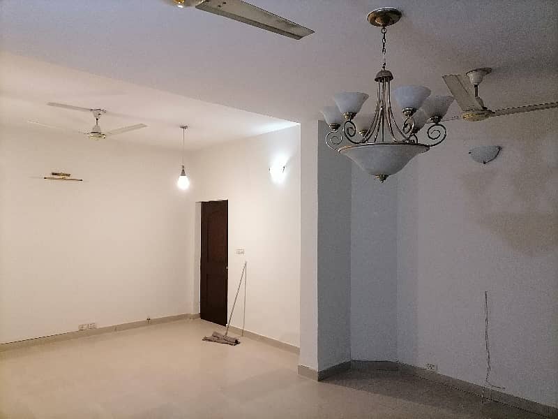 Ideal 10 Marla House Available In Askari 10, Lahore 4