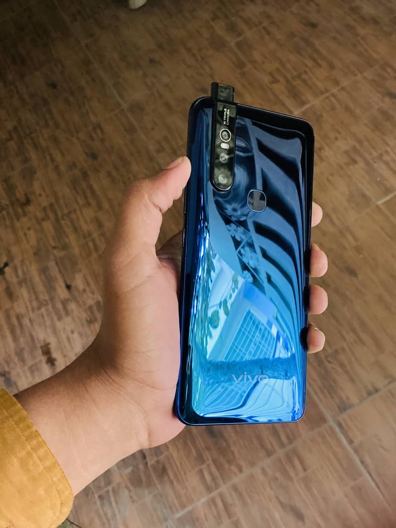 vivo v15 popup camera(8/256GB)(10/10)With box charger. Price final h 9