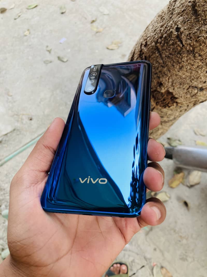 vivo v15 popup camera(8/256GB)(10/10)With box charger. Price final h 12